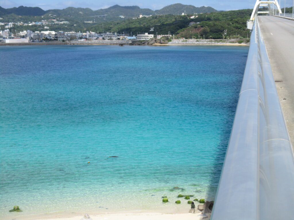 本部港での待ち時間に瀬底島へ 橋の上から見るアンチ浜が絶景だった 21年 沖縄旅行記 観光名人旅行記ブログ